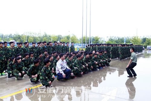 教官在给同学们做示范