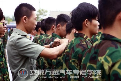 教官在纠正同学们的动作