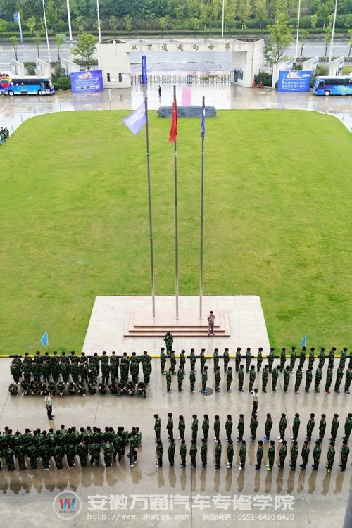 俯瞰同学们挺拔的站军姿