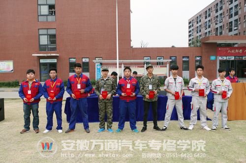 社团先进成员领取荣誉证书