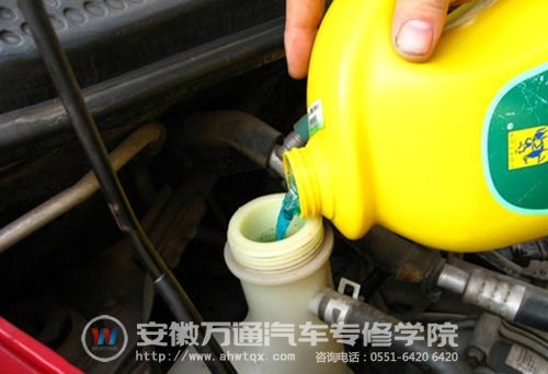 要及时检查和更换防冻液