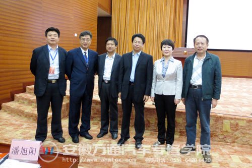 中国汽车工程学会副秘书长闫建来（左二）、教育部职成司白汉刚处长（左四