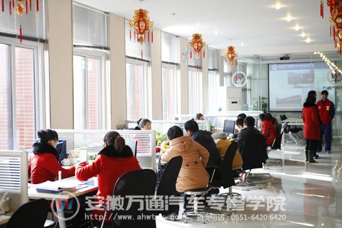 安徽万通咨询大厅里坐满了前来报名咨询的家长学生