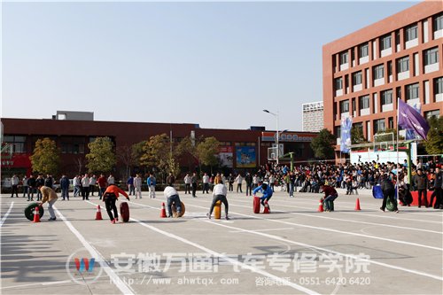 轮胎接力比赛中，同学们正在绕过障碍物