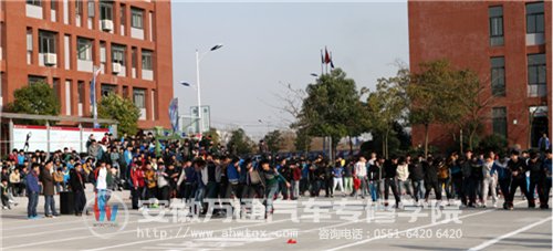 步调一致的十人十一脚