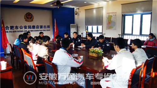 民警与学生们进行交流