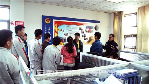 民警带学生们参观派出所