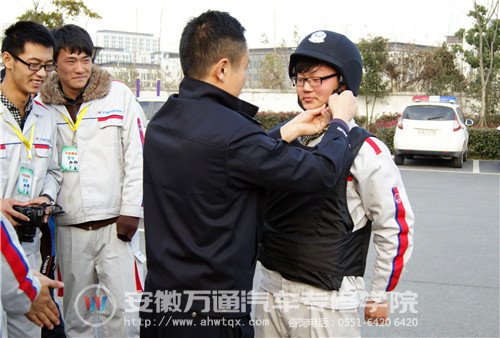 民警为学生带上专用头盔