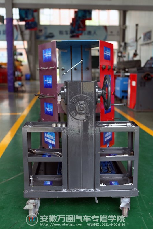 操作台分为六个功能区,可360°旋转训练