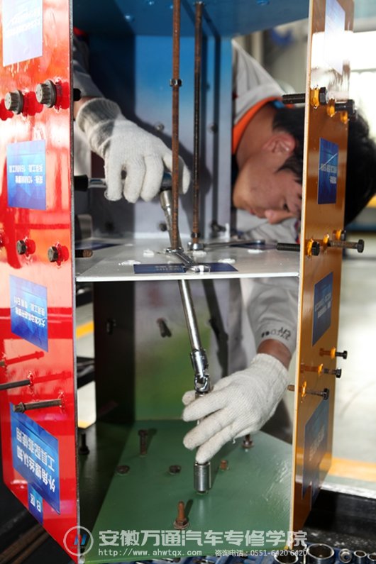 利用操作台进行三维空间高难度拆装训练