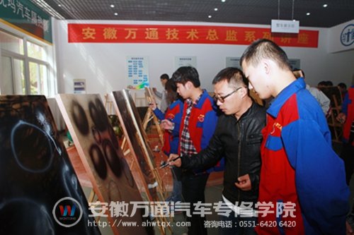 老师指导学生进行彩绘