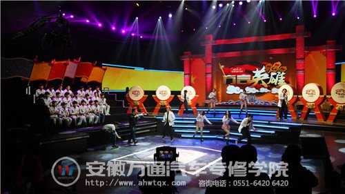 同学们正兴致勃勃地观看中场演出