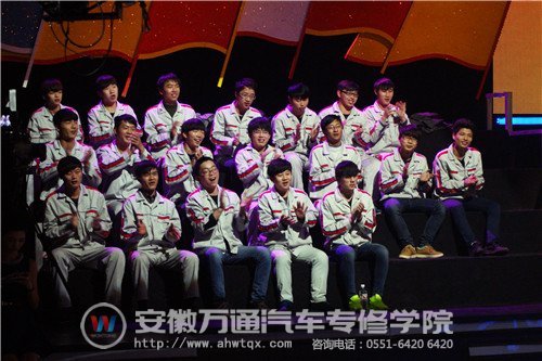 同学们为节目欢呼鼓掌