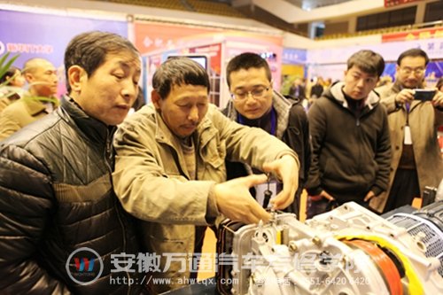 观众们纷纷动手操作我院展出的自动变速器操作台