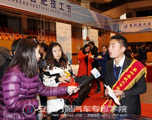 安徽万通的宣峰老师因现场精湛的汽车彩绘表演，吸引了不少媒体采访