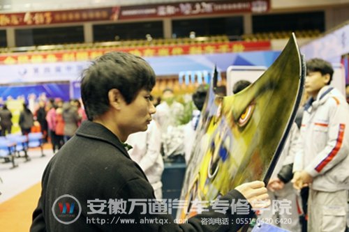 参展观众被安徽万通的汽车彩绘作品吸引