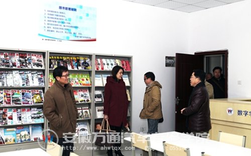 考察团一行参观学校图书阅览室