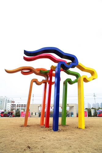 主题雕塑云驰，由汽车幻化而成的祥云蹁跹欲飞