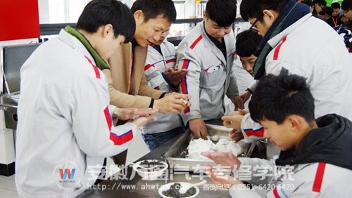 第一次包汤圆，小伙子们玩的不亦乐乎，连班主任都忍不住来试手