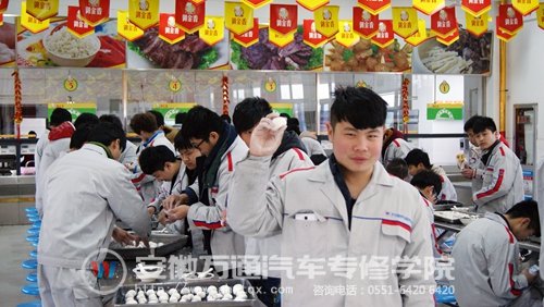 看我包的乒乓球！喔，不对，汤圆！