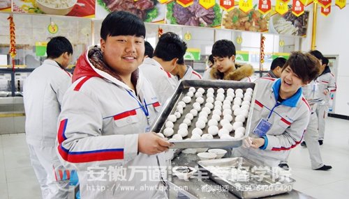 北方小伙儿朱雷第一次包汤圆，带着满满的成就感