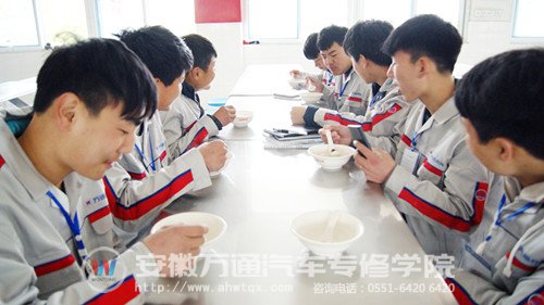 吃着刚出锅的热气腾腾的汤圆，想家的心情都融化成了一滩甜甜的芝麻馅儿呢！