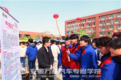 学子们在仔细挑选心仪单位