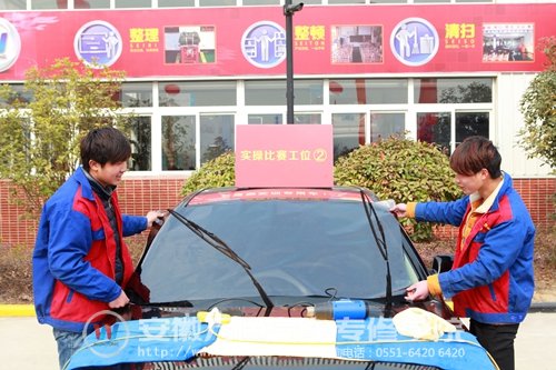 两位小伙伴配合默契地把整张膜覆盖到前挡风玻璃上