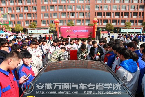 六连横汽车服务连锁现场上演大火烧车,吸引不少学子围观
