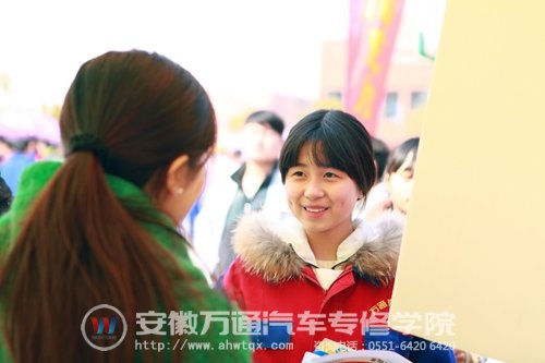 不少在校生也来现场打探行情感受氛围