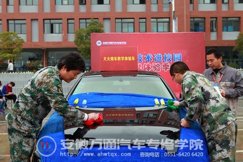 来自优仕靓车的两位汽修技师在做准备工作