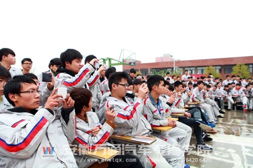 精彩的场面吸引同学们纷纷掏出手机拍照