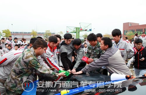 大火之后漆面无任何损伤，同学们争先恐后地感受车面的灼热