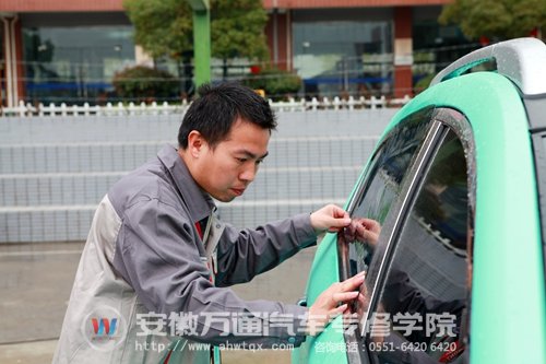 专业老师在给汽车贴防爆膜