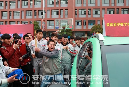 贴了防爆膜之后，即使用尽全身力气用木棍撞击，车窗依然完好无损（专业操作，请勿模仿）