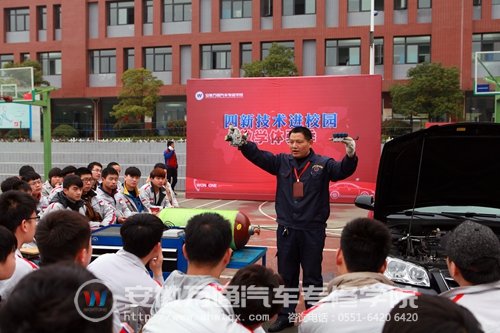 专业教师屠国俊在给同学们演示天然气加装设备