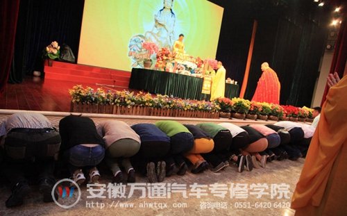 南京鸡鸣寺举行高考祈福会，数百名家长集体下跪