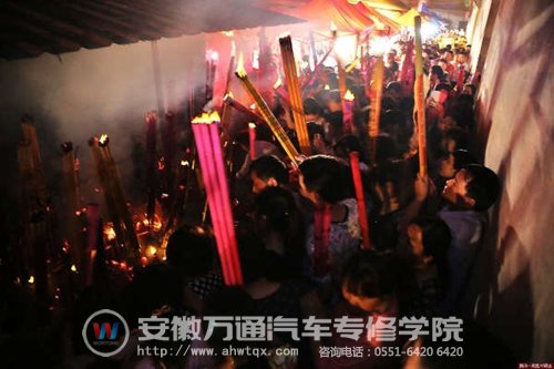 六安毛坦厂中学数千名高三家长争烧头柱香，险酿火灾