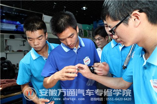 选手们熟悉场地