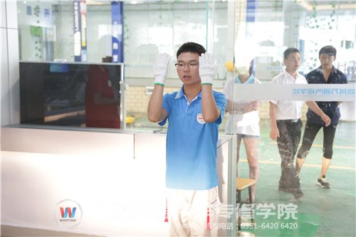 杨昔健和张亦弛在相互配合检查大灯