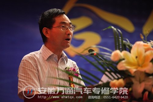 新华教育集团就业部副部长袁种宝致辞