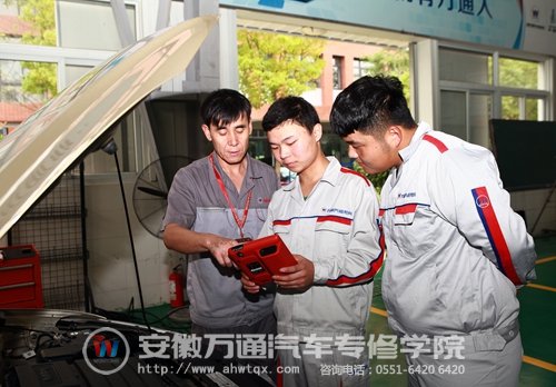 互联网时代，汽修学习也需创新形式方法，图为安徽万通学子在使用元征云诊断解码仪