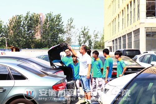 同学们围观二手车鉴定评估师工作过程