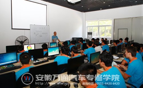 风之星品致车行负责人孙先生受邀给选修班学生授课