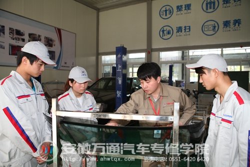 靠山吃山，对于家乡没有明显特色产业的大多数人来讲，满街的小轿车是创就业的不二之选