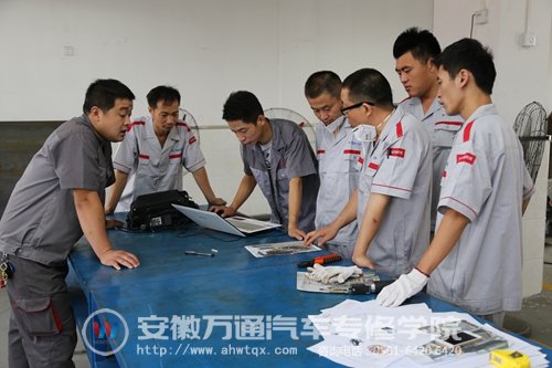万通汽修战队团队小组讨论中