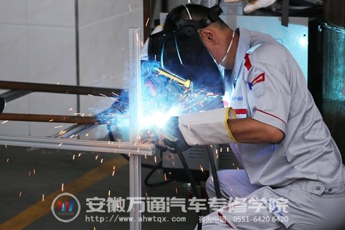 我院杨久柱老师作为指导老师之一在认真工作中