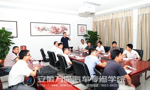 开班典礼上,费斯托工作人员介绍此次培训内容课程