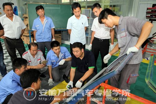 专业工作人员的介绍示范,老师们听得津津有味