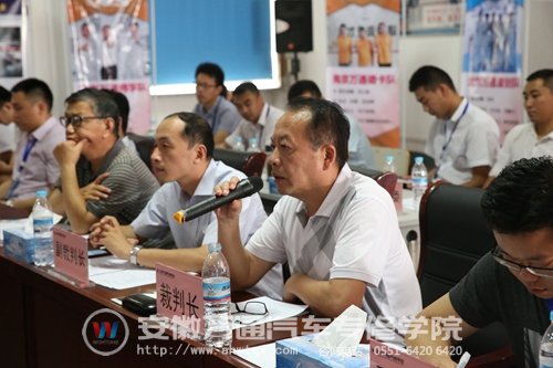 万通星科杯创业设计大赛现场裁判长何扬向学生提问